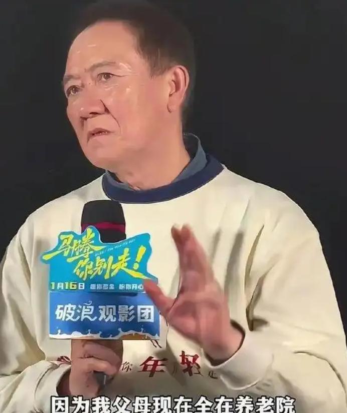 68岁的李幼斌站在聚光灯下，当众破防落泪。他坦言："父亲98 岁、母亲95岁，双