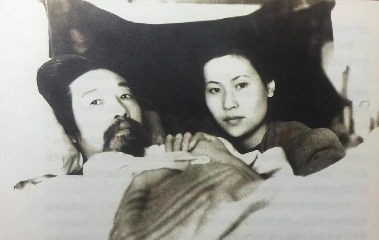 1912年，妻子满怀期待地抱住徐悲鸿，脱下身上那层薄薄的衣衫，脸上因羞涩泛起红晕