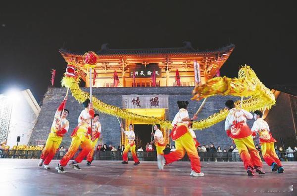 【合肥肥东驯龙高手跨新年】2025年12月31日，在合肥肥东撮街，身着盛装的选手