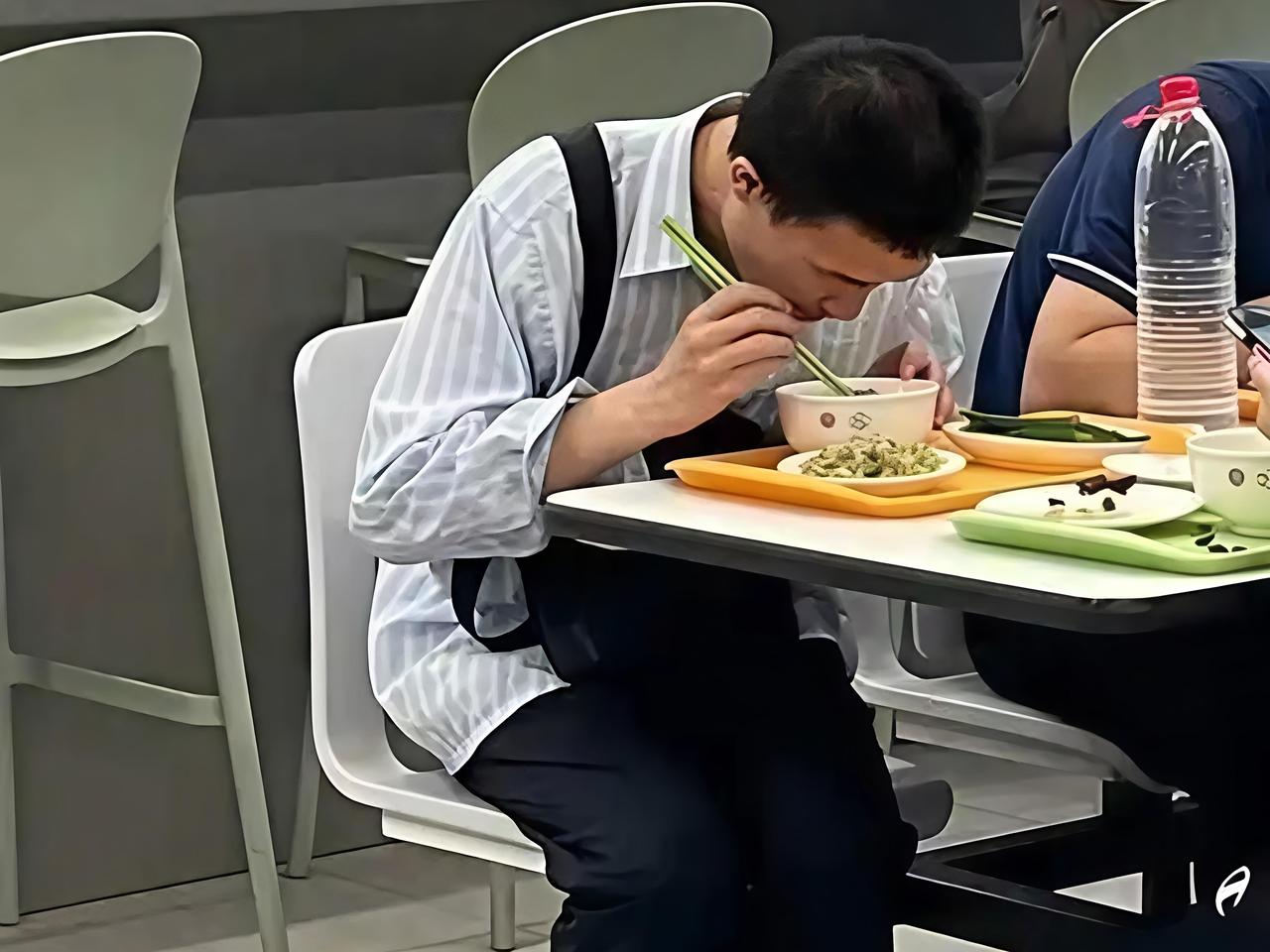 曾经“鹅腿阿姨”在北大那么火
但韦东奕从来不吃
人有时候真应该追求极致
韦神极致