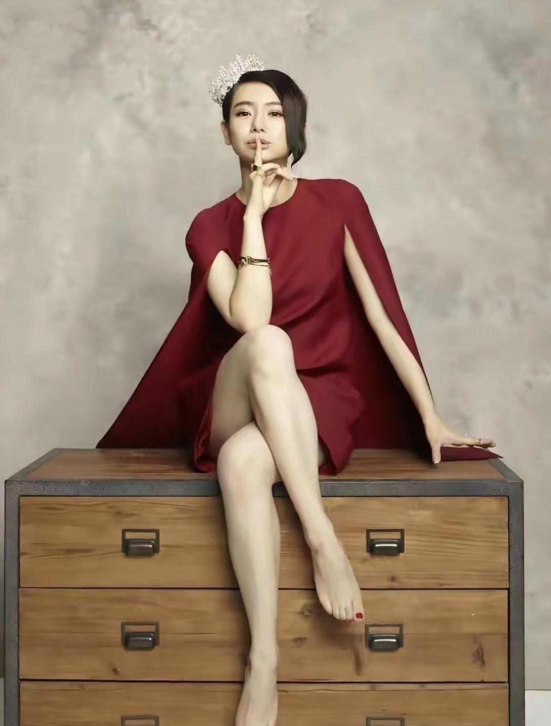 女明星拼命藏身体缺陷？
戚薇偏不，还把“大脚趾外翻”做成了个人名片。
见过走红毯