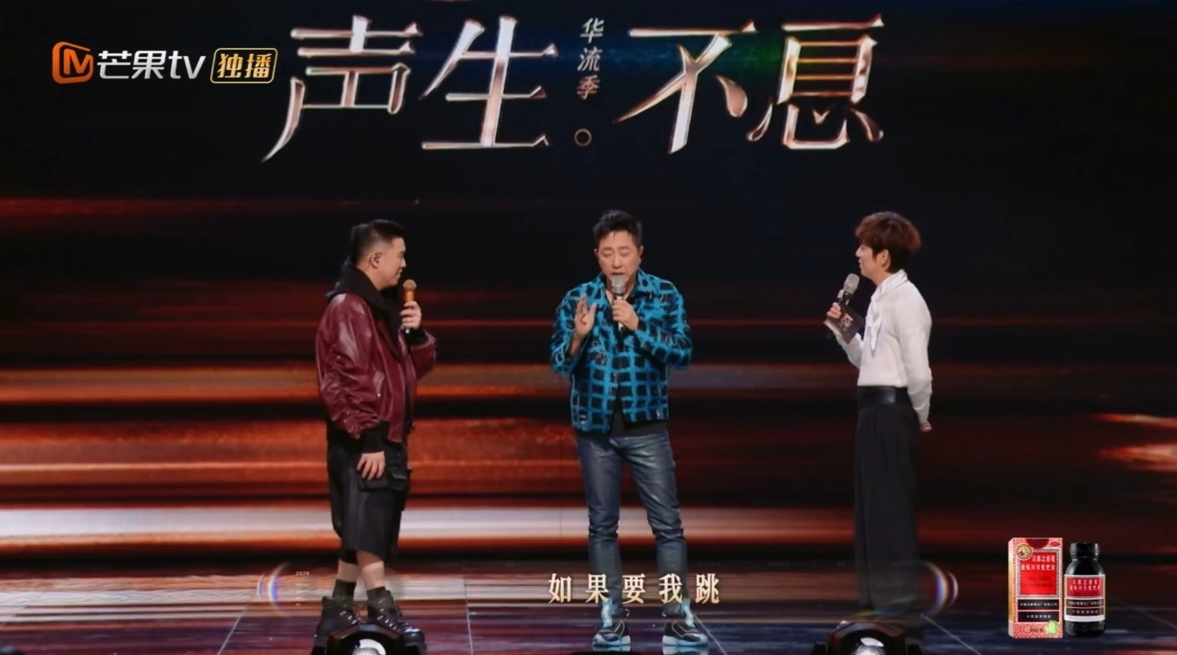 何炅 台上加起来150多岁差不多了 就说何老师哈林哥欧阳靖你们仨这舞蹈也太可爱了