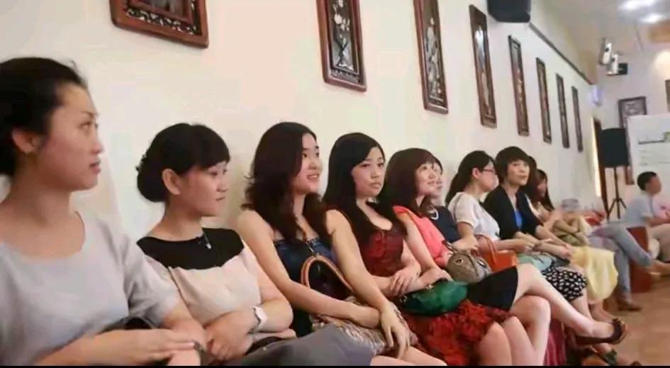 小张是IT高管，年收入百万，但年近四十依然单身，于是准备上电视相亲节目寻找另一半