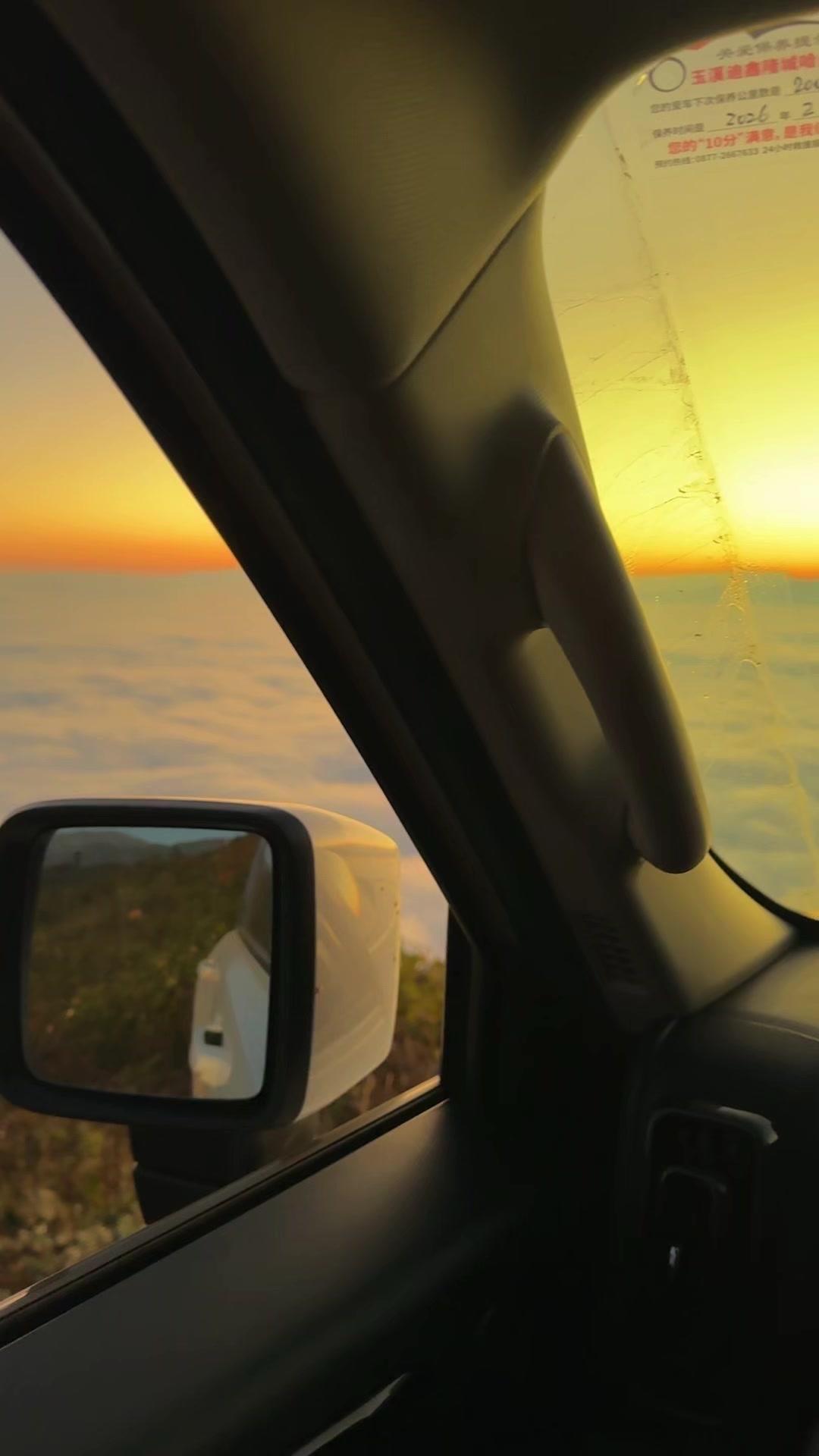 🌅凌晨五点爬起来看日出真的太值了！
在哀牢山等到第一缕阳光穿透云层，整个山谷像