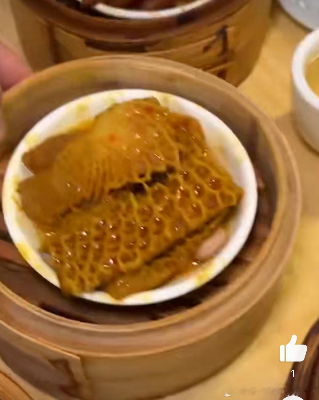 这就是广东人早起的动力 肠粉热气腾腾，虾饺晶莹剔透，叉烧包香气四溢……广东人早起