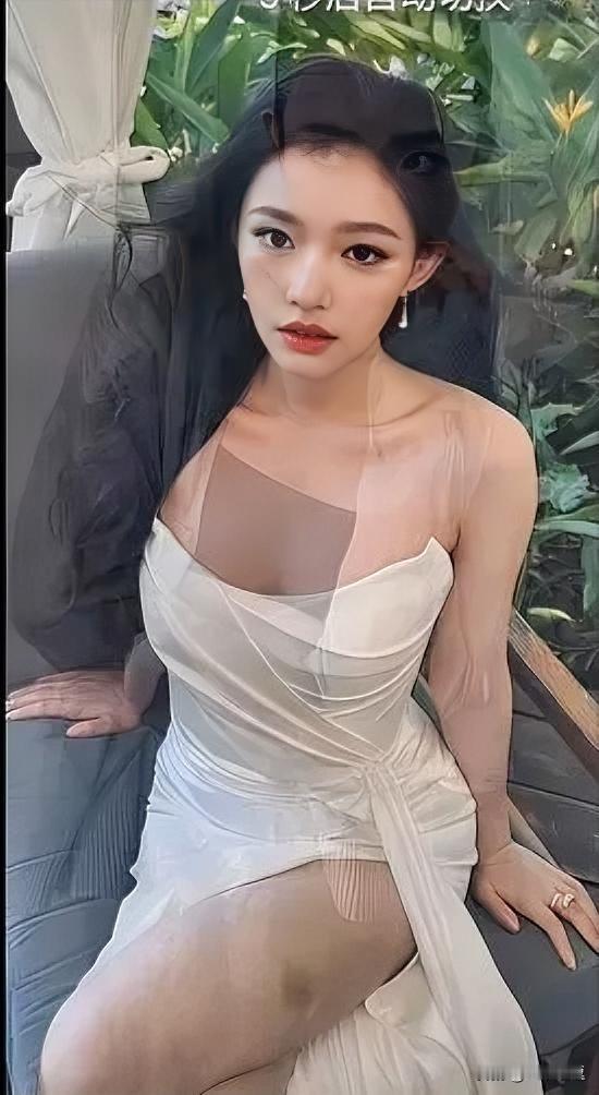 优雅白裙，清新自然，尽显迷人魅力！