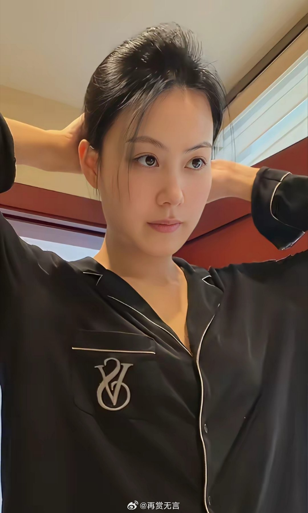 空姐化妆前后的区别，我觉得她还是素颜上班比较好。 