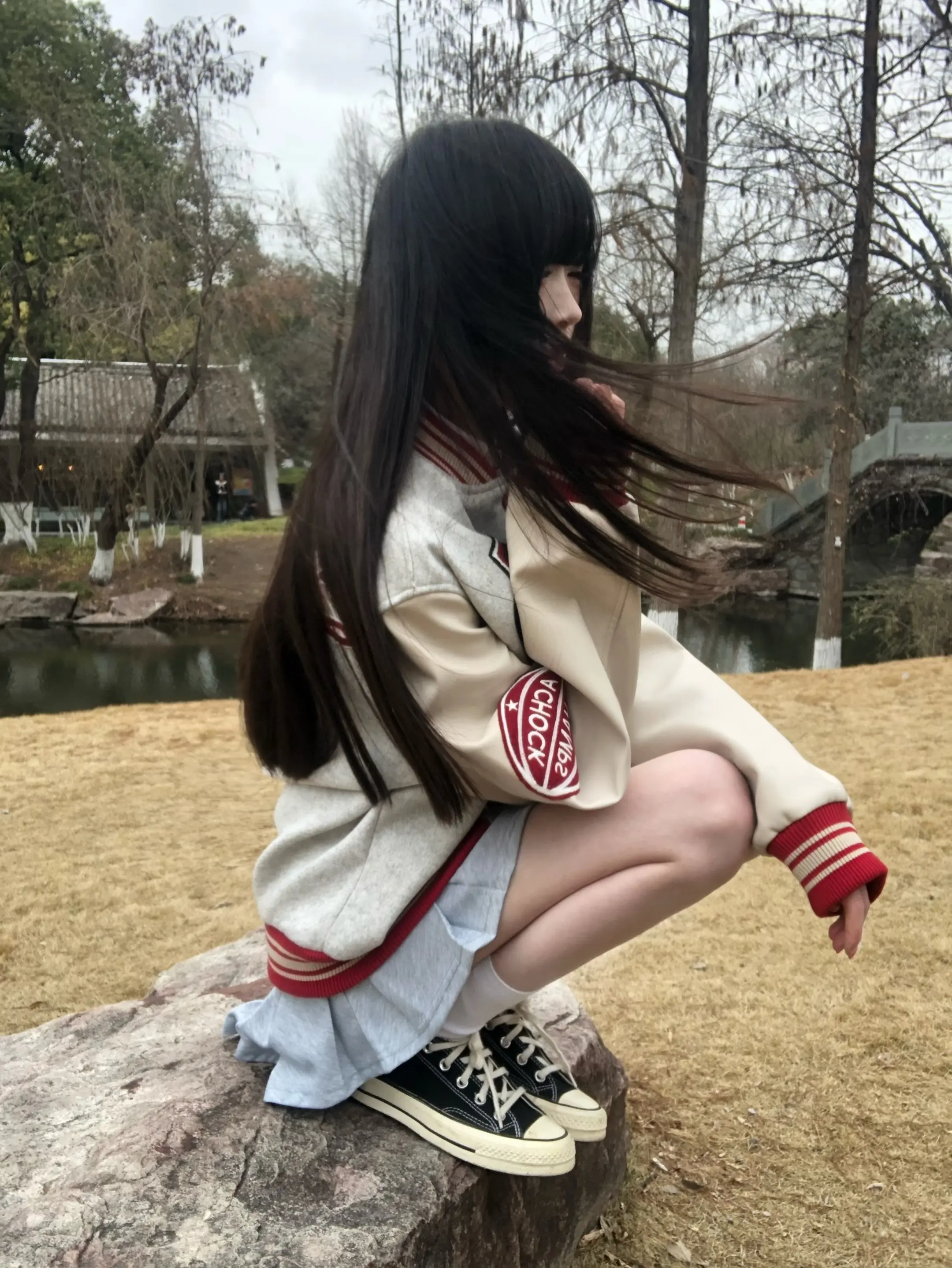 我曾以为的刻骨铭心 在光阴里 竟薄如一声叹息