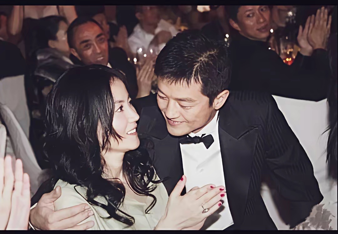 老照片分享，照片中李亚鹏俯身看着王菲，俩人眼神深情对望，笑容甜蜜！这是37的王菲