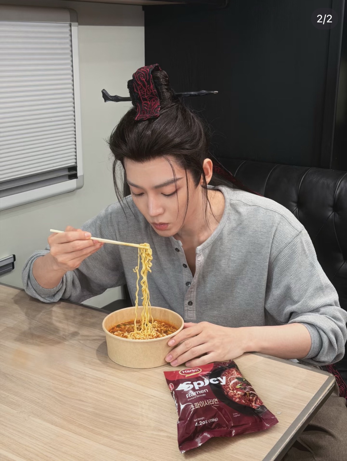 小猪进食 