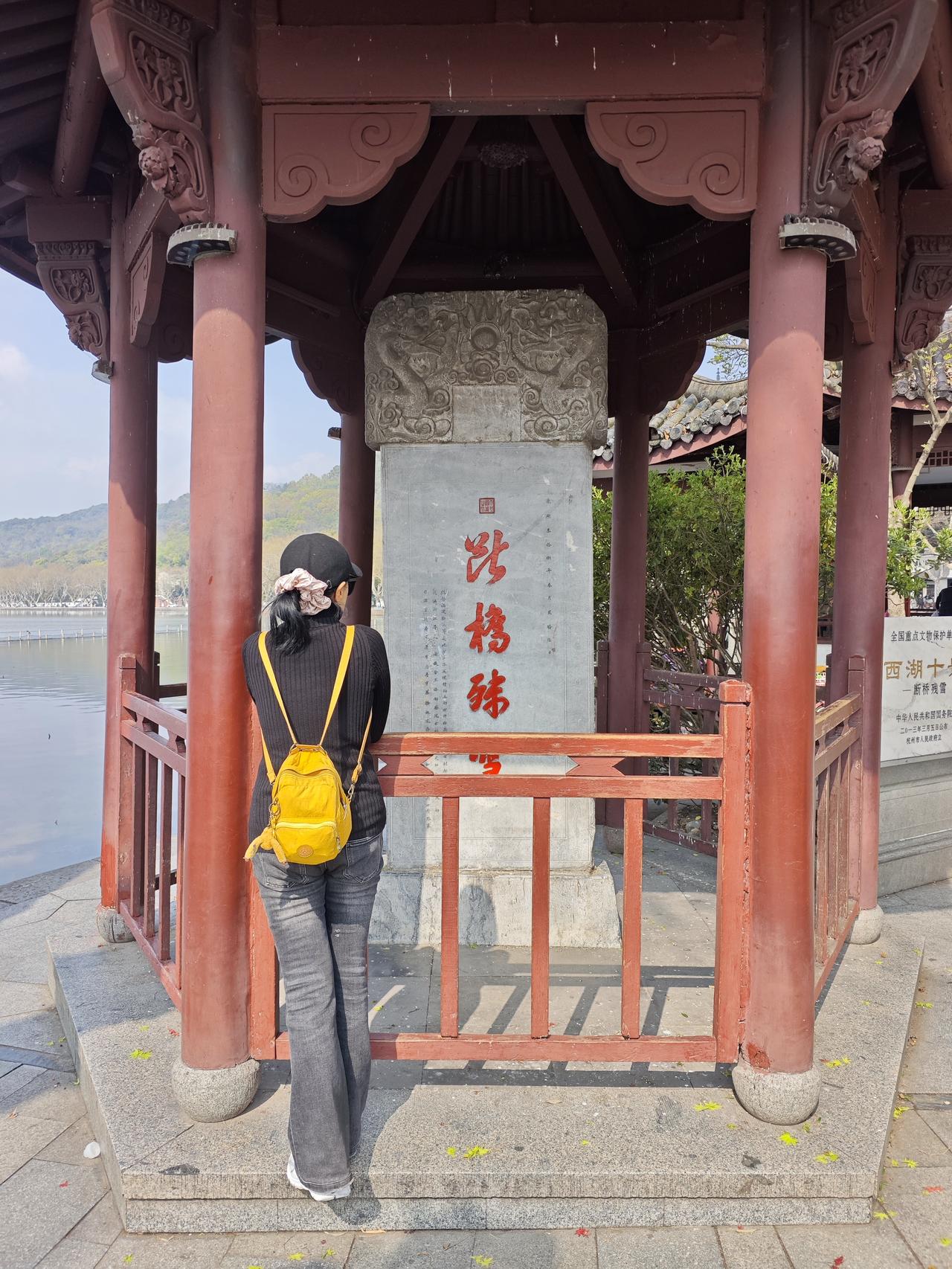 人虽然要有积极向上的心态，可是为了生活，只有过得糊涂才是快乐。如果觉得自己太累了