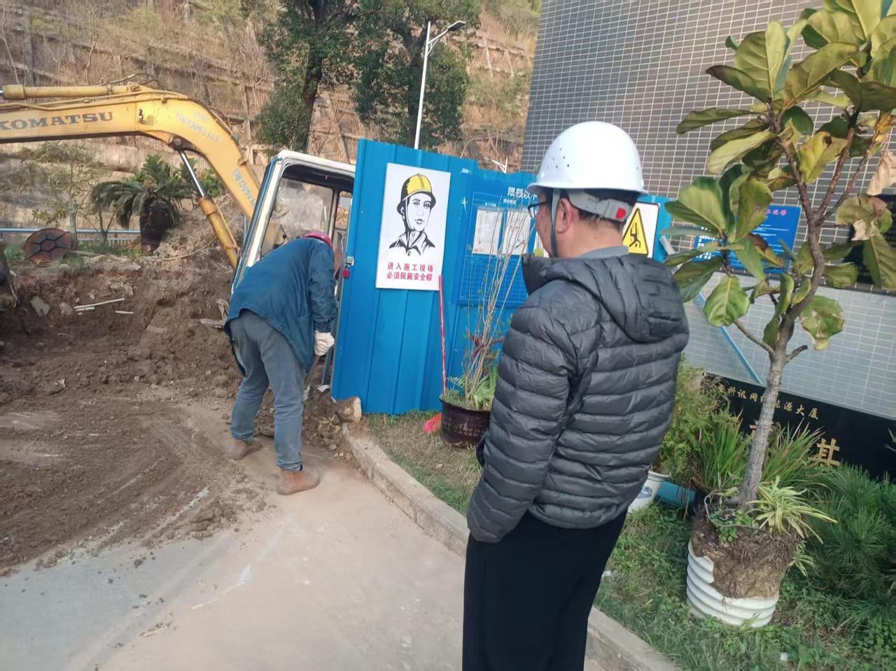 今天在工地上干活，监理和甲方的人看到我在清扫地上的渣土，就说你是老板，还亲自干活