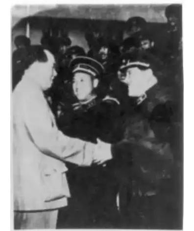 天山雄鹰曹达诺夫将军是维吾尔族人，1944年参加新疆三区革命，1950年加入中国