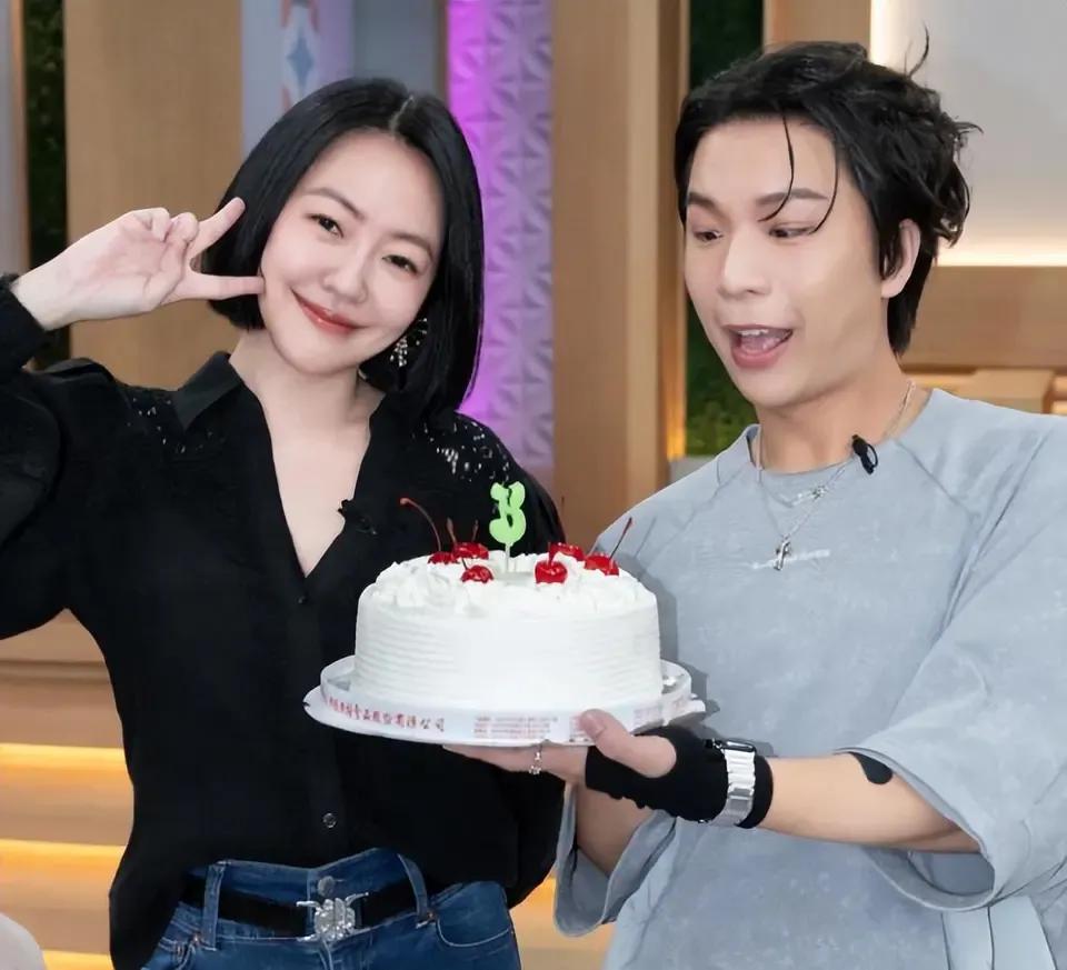 小s在今年痛失姐姐大s后迎来首个生日，当天没有欢声笑语，甚至都没有好朋友发文庆祝