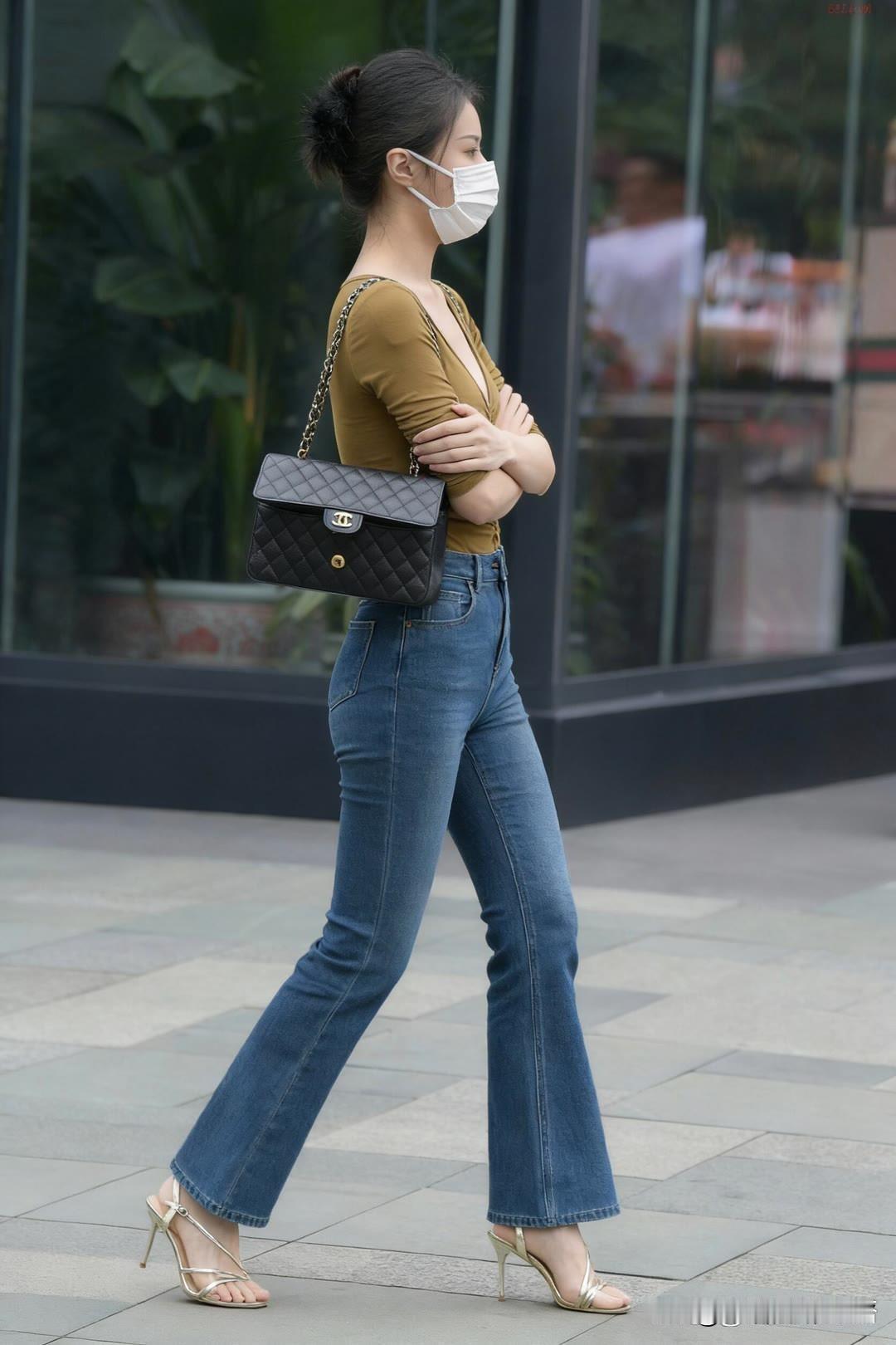 都市时尚穿搭里，复古牛仔裤配优雅高跟鞋，简直是女性魅力的密码。就像灰色连帽拉链衫