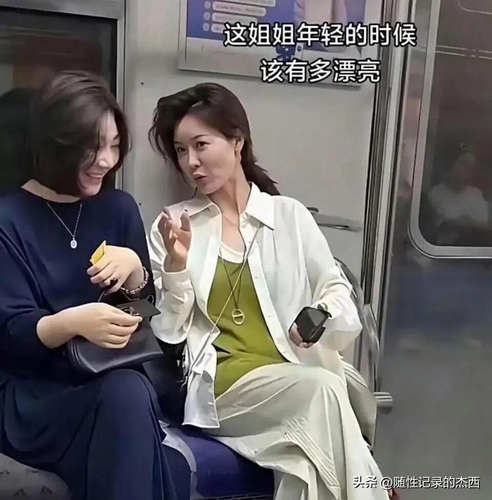 动车里面的这两位美女还真是美啊，都是中年女人了，魅力依旧在，可想而知她们年轻的时