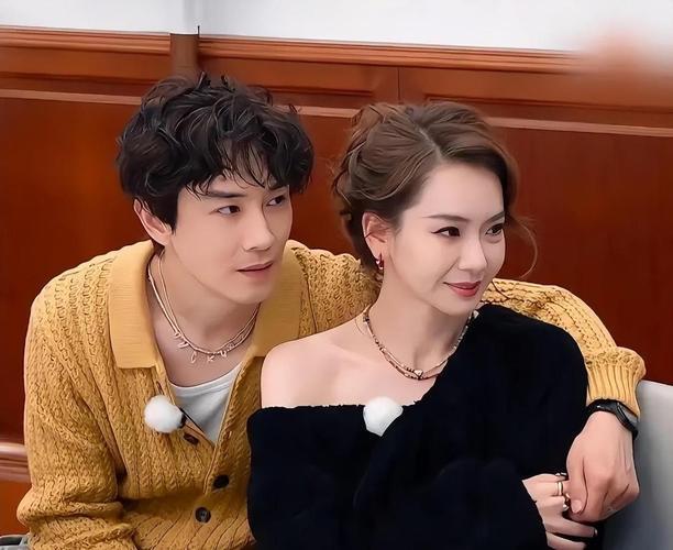 蔡依林北京演唱会上，戚薇李承铉带着11岁的女儿Lucky低调现身。一家三口依偎在