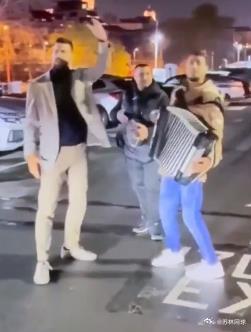 回到家乡。不带保镖，在贝尔格莱德午夜的街头，高歌一曲。ATP网坛风云德约科维奇