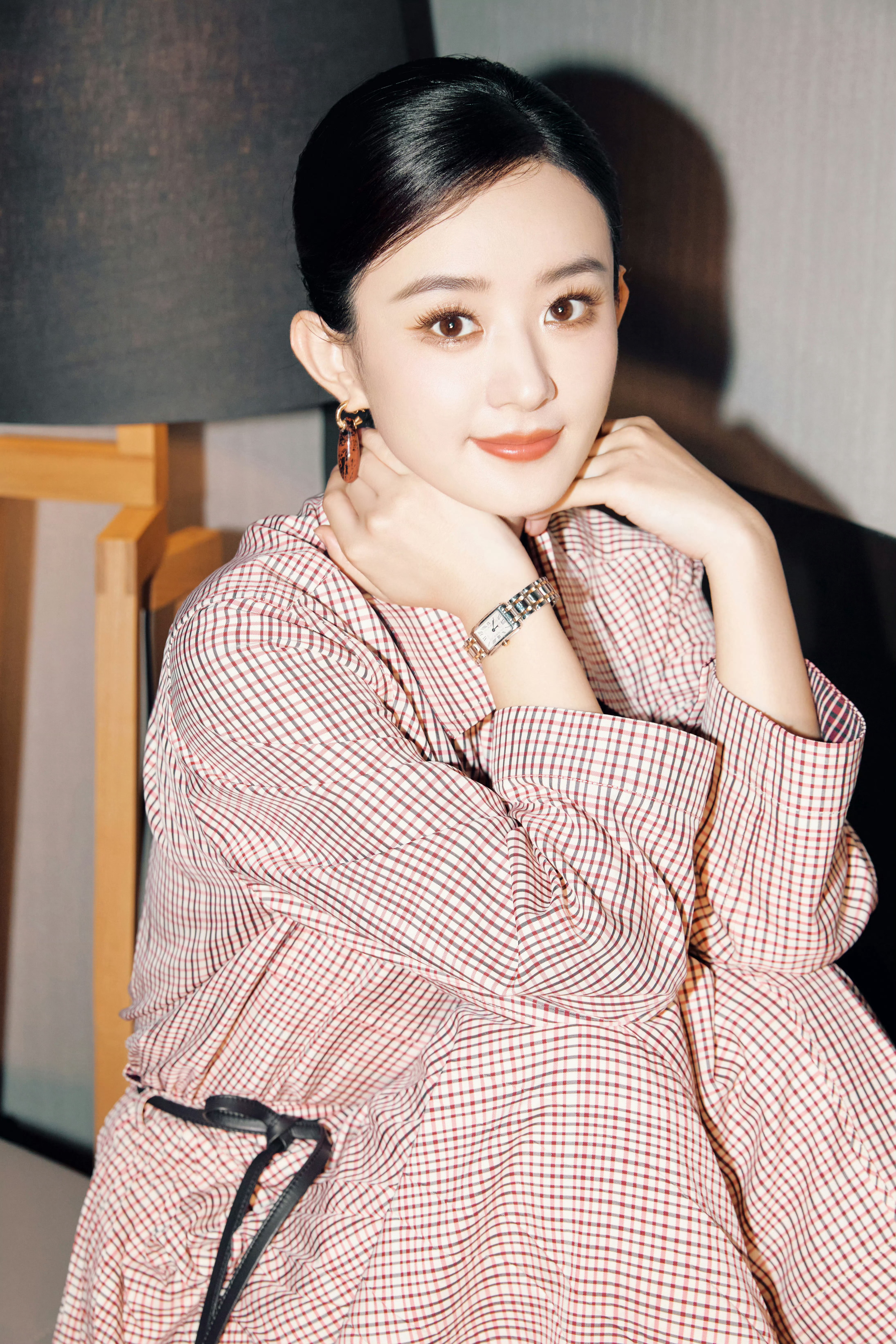 早上好各位家人们，早上好丽颖！今天周末了…终于可以好好休息一下[抱一抱] 赵丽颖