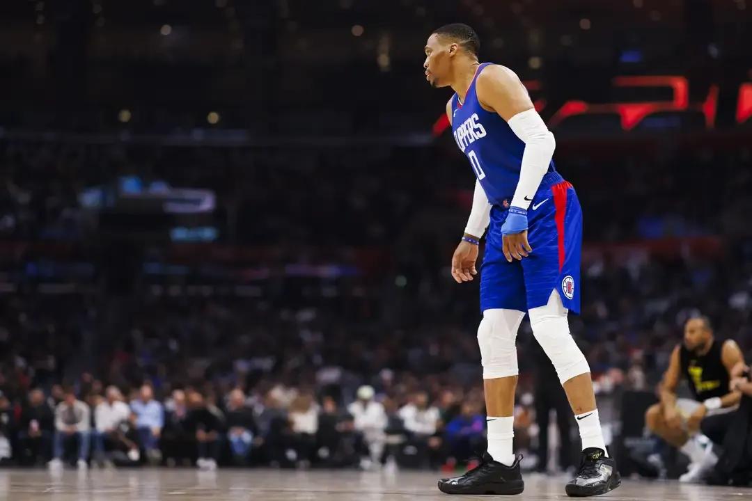 威少还是没有放下，面对杜兰特砍下三双，送太阳回到附加赛了。
第一，小卡和哈登轮休