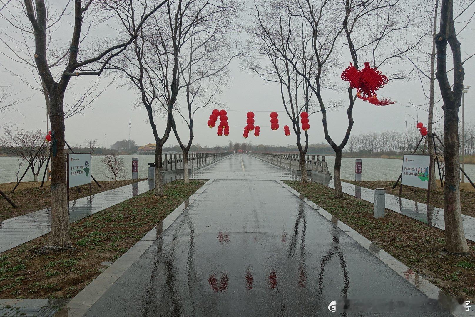 #白衣刷保# 明祖陵。今天天气不好，风雨交加，去陵寝前一大段开阔地带，风雨更甚。