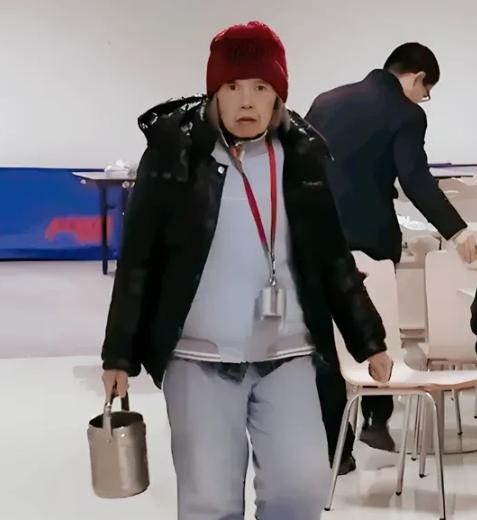你敢相信吗？眼前这位80多岁还带着工牌排队打饭的老奶奶，是让我国航母，歼20，北