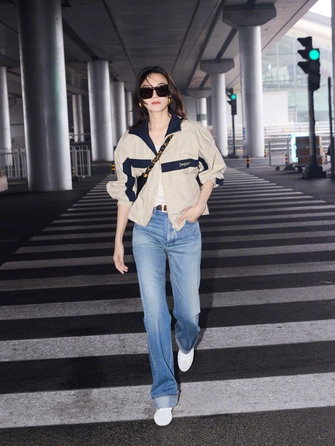 宋佳出发时装周look宋佳出发 宋佳出发时装周look，浅咖色夹克衫搭配牛仔裤，