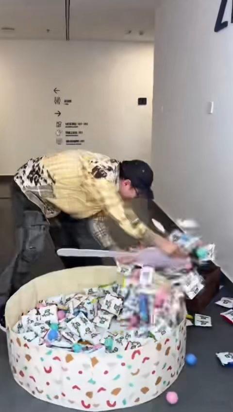 上海偶遇明星大勺铲零食上海偶遇何浩楠马頔岳云鹏录综艺马頔在五哈混完再来《天才厨人