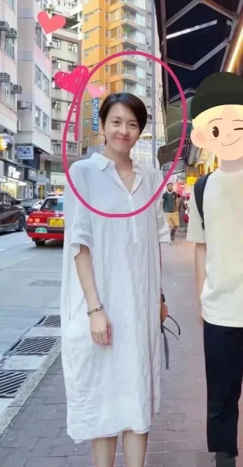 最近有网友在香港街头意外遇见了梁咏琪！这位已经47岁的美人完全素颜示人，身穿简单