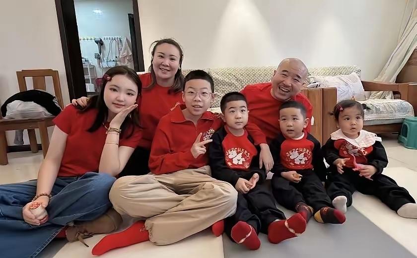 刘能真是人生赢家，这过年照太热闹了！
这一大家子真热闹，孩子多，亲人朋友聚在一起