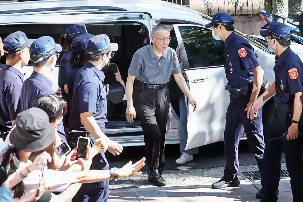 前民进党主席柯文哲说，“他要做有爱的曼德拉，不做复仇伍子胥。”
       柯