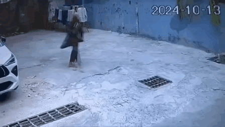 在他眼里处处都是钱～