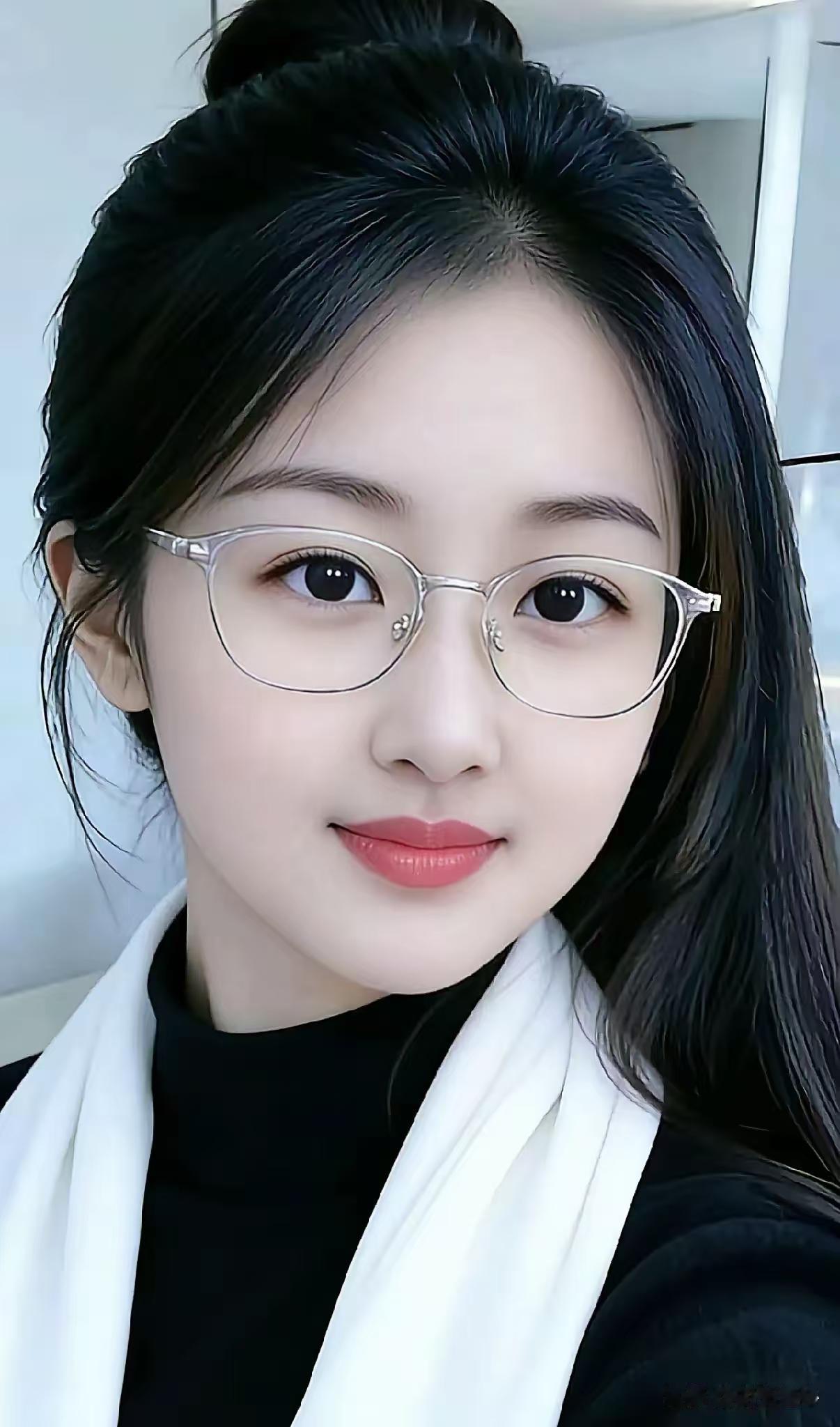 山坡羊·温婉佳人
柔声如涧，
和风如练，
言谈举止存良善。
宴中妍，案前闲，
心