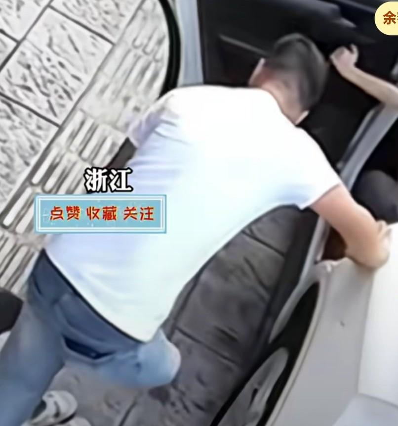 子关车门，夹到爸爸的手指，爸爸疼的哎呦一声，
儿子听到后，
立马打开车门，吓得哇