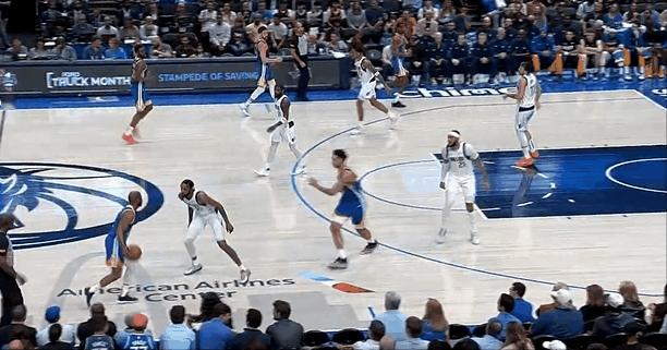 保罗真是NBA历史上最擅长以小打大的球星，
保罗今天面对独行侠防守这招In&ou