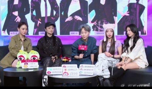 叶童说00后喜欢我蛮正常的 乘风2025扫楼 叶童姐姐在直播里这么开心，看来她在