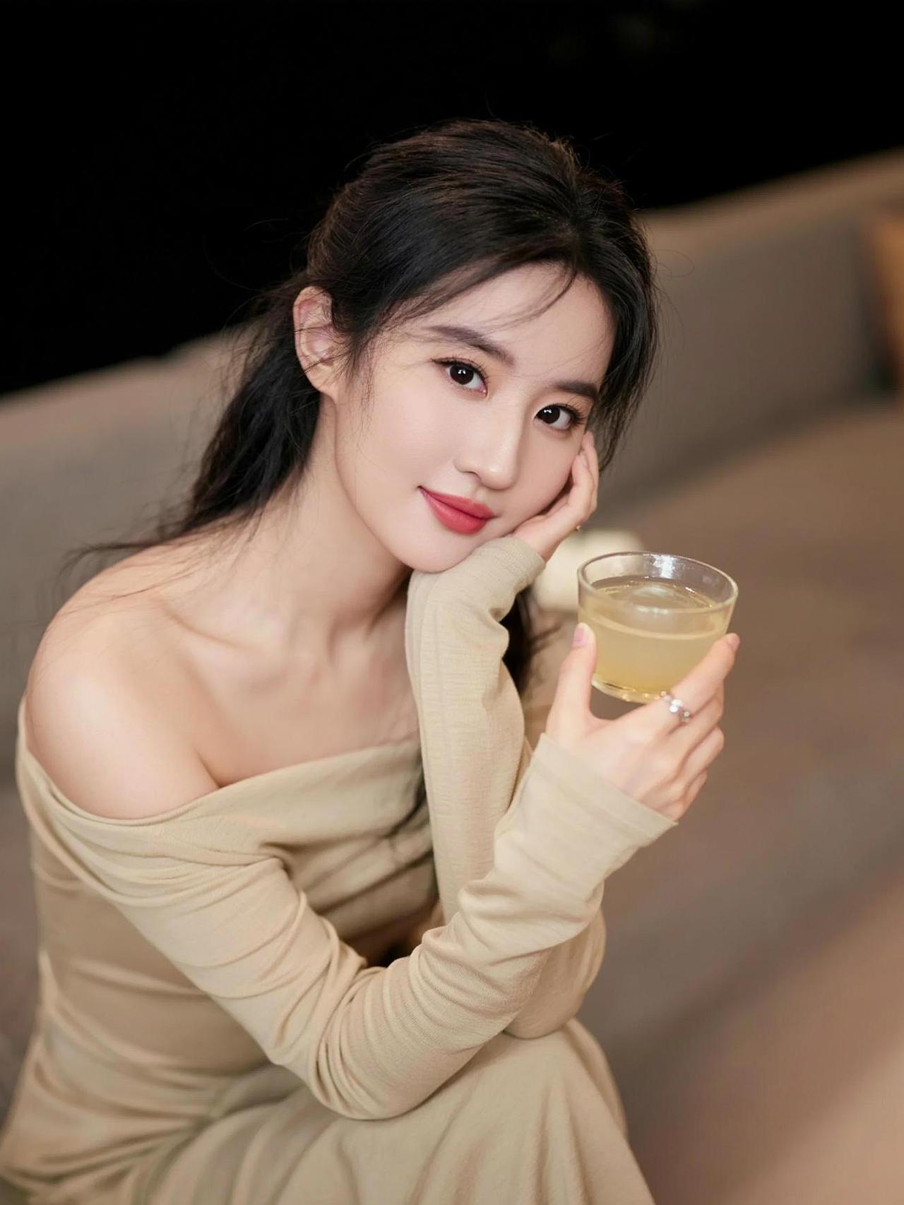AI柔肤手持照 做自己的大女主 女神 爱了爱了 照片