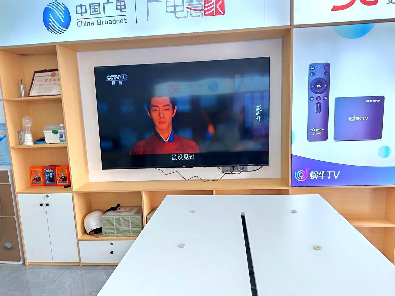 检验一部剧的真实国民度，别看热搜，去线下营业厅。
 
昨天有人在广电办卡，偶然抬