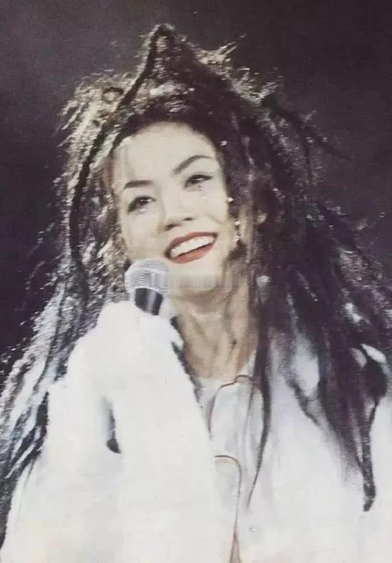 窦靖童王菲 泪痕妆 母女同款“破碎感”妆容太绝了！窦靖童晒照配文“我妈说这妆像哭