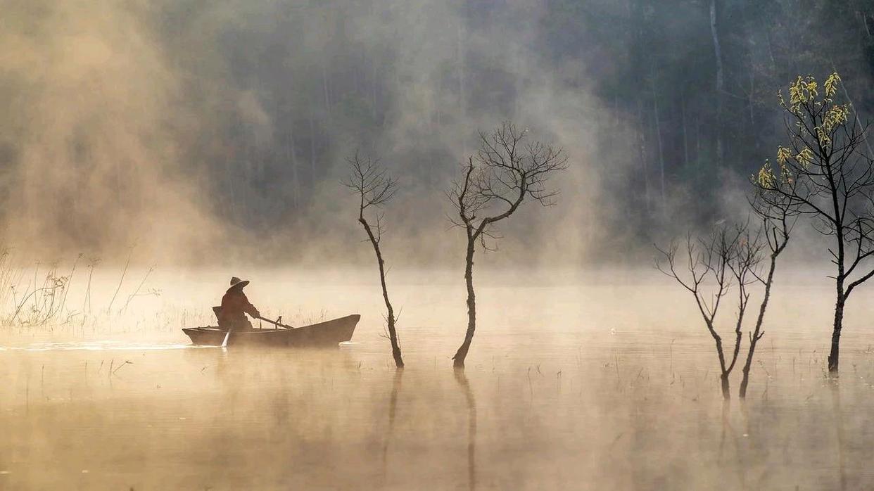 【自嘲】
也可搬砖作马牛，
也隐山间读诗书；
不求功名与富贵，
碎银些许解千愁。