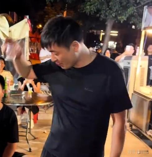 太像了！太像了！是他回来了吗？
河南的一位烧烤摊摊主突然火了！
你看他像谁？
没