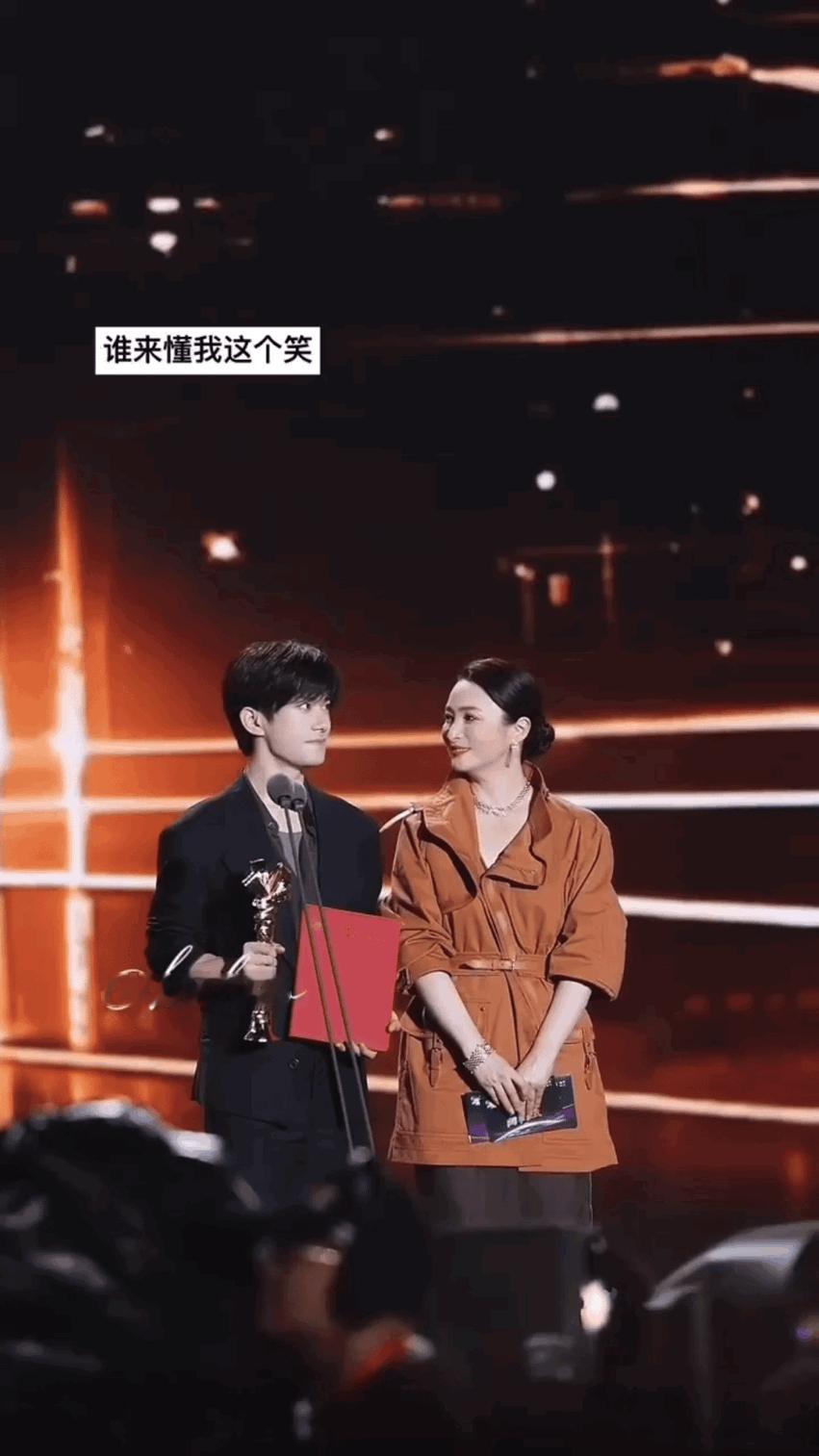 好喜欢易烊千玺和蒋勤勤的这个对视，是妈妈对儿子的宠溺，儿子对妈妈撒娇既视感！
易