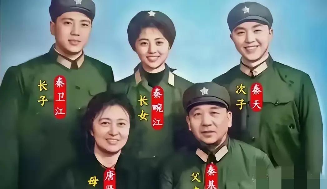 这是一张特殊的全家福，因为照片中的这家人全部是军人，堪称满门忠烈。照片的主角就是