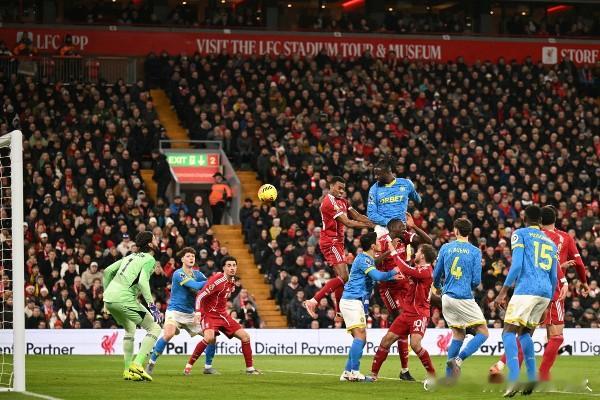 定位球成伤口，利物浦挥刀止血利物浦本赛季在防守死球方面的表现堪称灾难。据多家英国