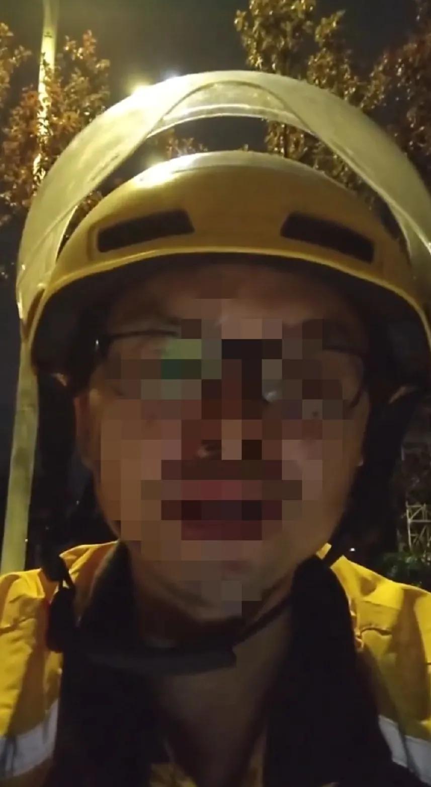 芜湖外卖小哥哭诉双节别的行业都是三倍工资，而美团外卖什么补贴都没有。
因此，他视