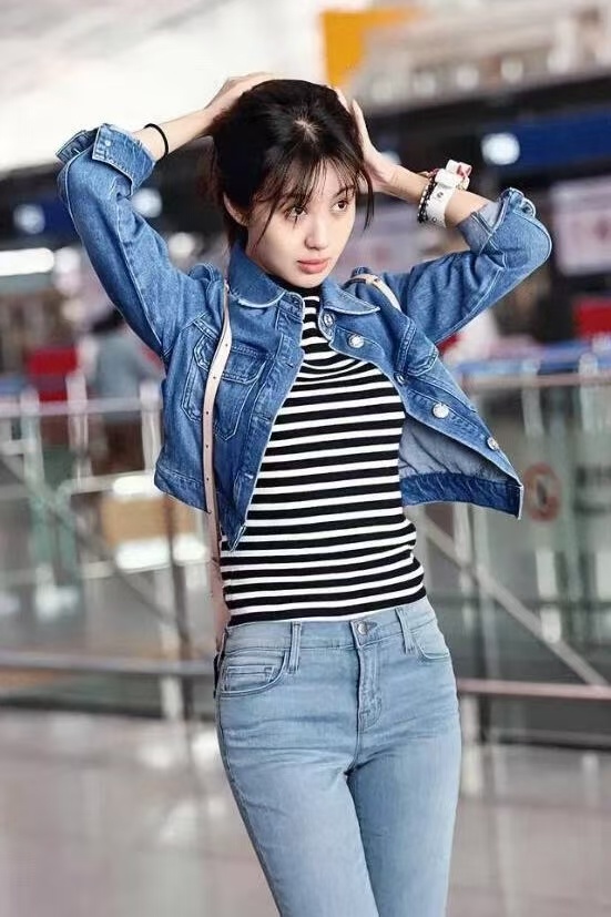李菲儿挺美的，她给人的第一印象是朴实自然的美，比杨颖的五官耐看多了。 ​​​