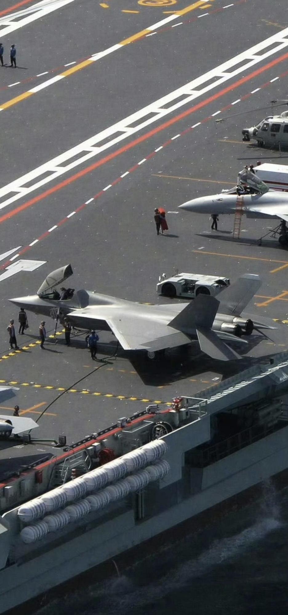 登机梯
弹射的J15T应该也能搞个内置的。