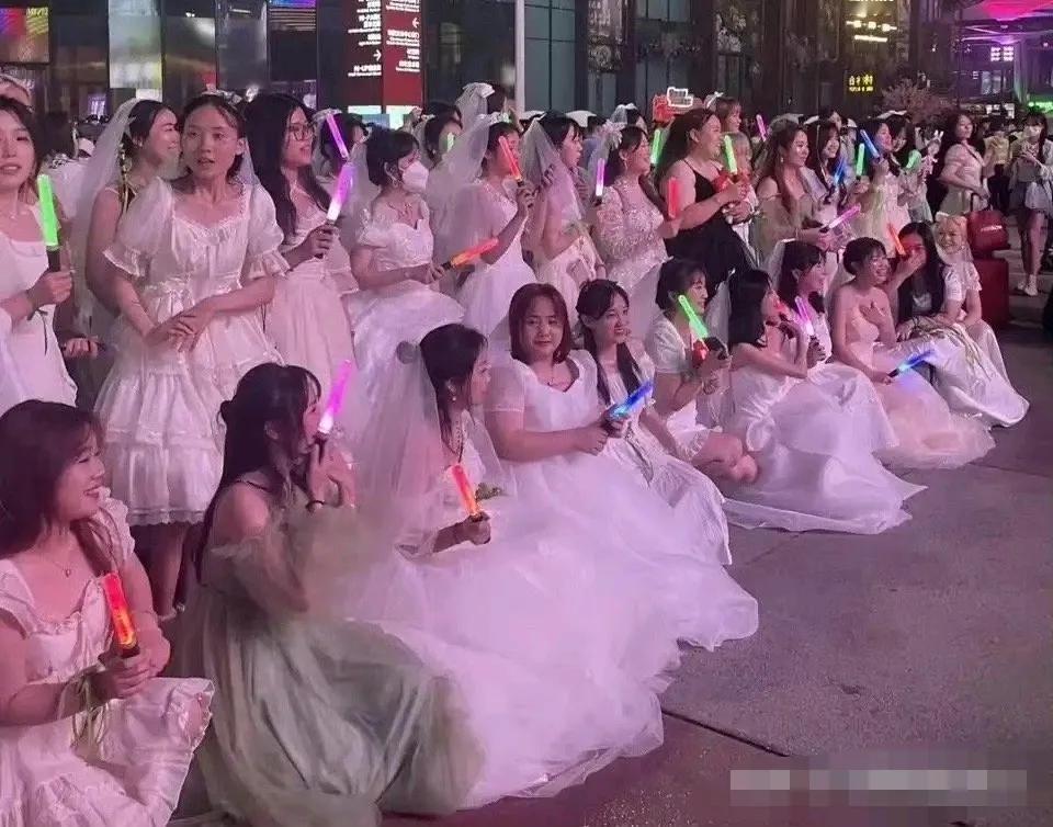 这场面，不知情的人，还以为是什么集体婚礼呢！
某流量明星开演唱会，疯狂的女粉丝们