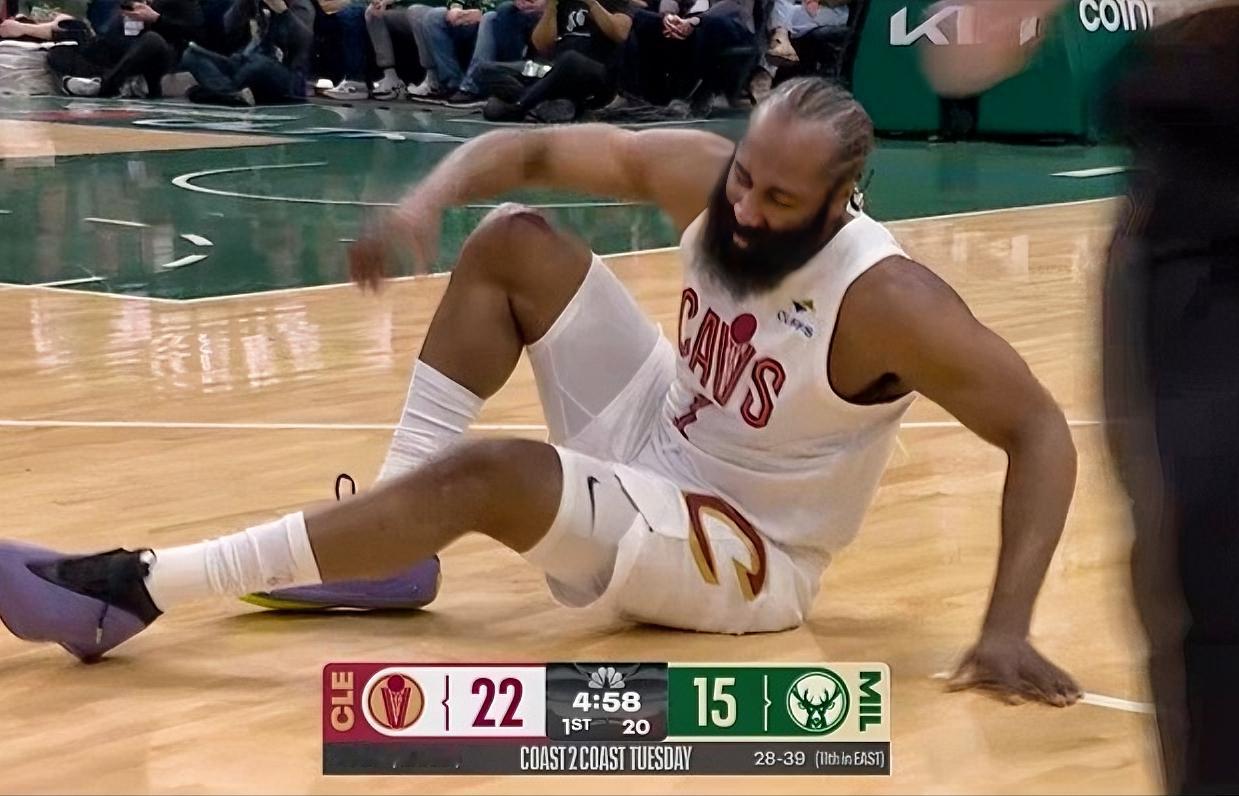 杜兰特：三弟，你在这NBA联盟里是真不受待见啊？在裁判眼前垫脚都不吹？？？
哈登