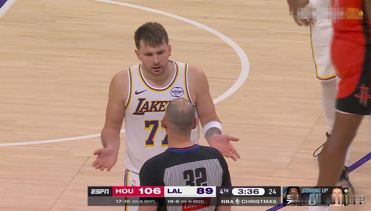 在今天湖人主场迎战火箭的比赛中，发生了特别有意思的一幕。当时比赛进行到了第四节的